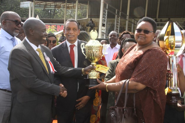 Deputy President H.E. Rigathi Gachagua presenting award to Chairperson and MD KIE