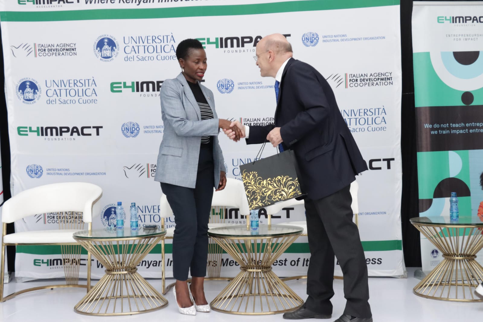 PS MSME Development is handed a gift during the forum