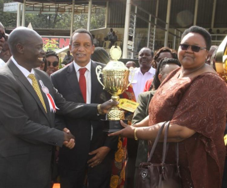 Deputy President H.E. Rigathi Gachagua presenting award to Chairperson and MD KIE